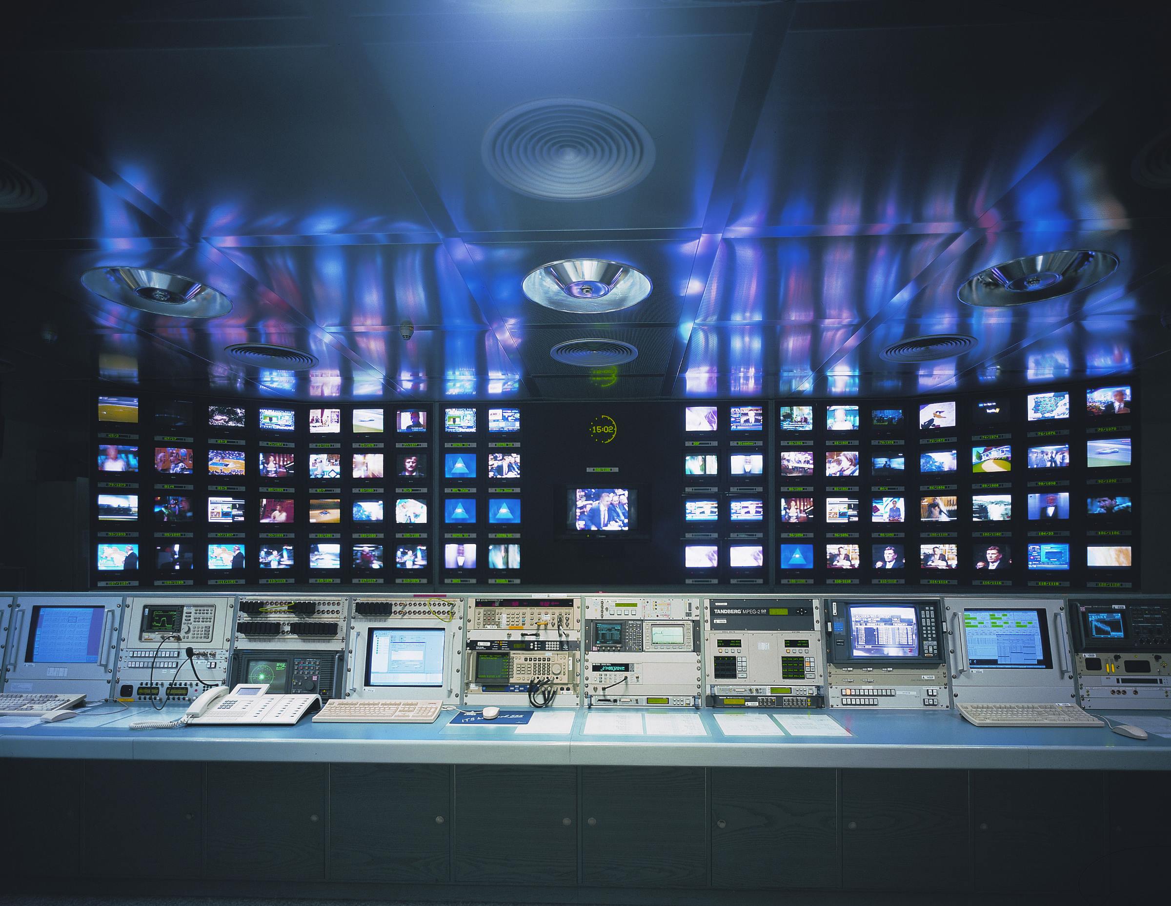 FCC approves C-band auction and overhauls satellite licensing rules