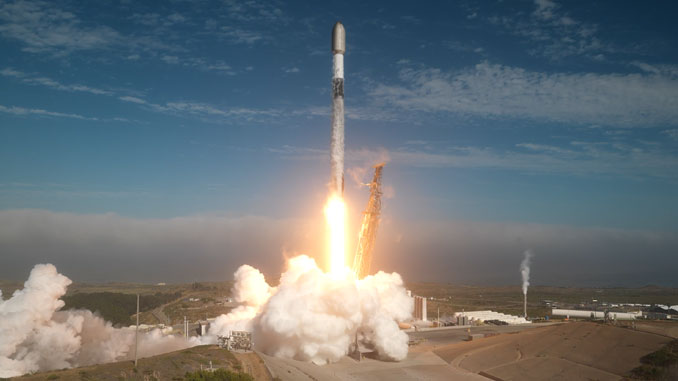 Falcon 9 launches 24 Starlink V2 Mini satellites from Vandenberg